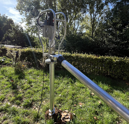 Schroefmachine van Drybase draait grondschroef in grond