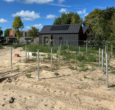 Fundering met grondschroeven voor modulair bijgebouw